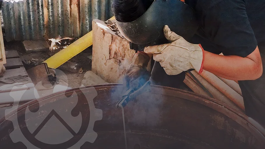 Especialista trabajando en una caldera industrial